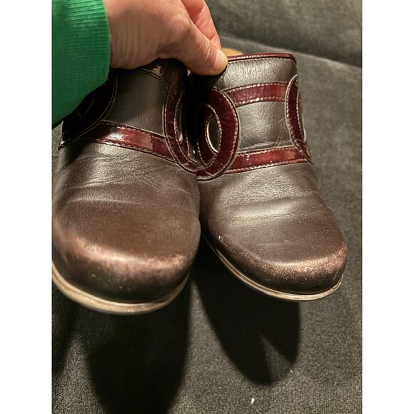 Naot slip on clogs brown with patent leather design. Women’s size 40 US 9 - Picture 5 of 7